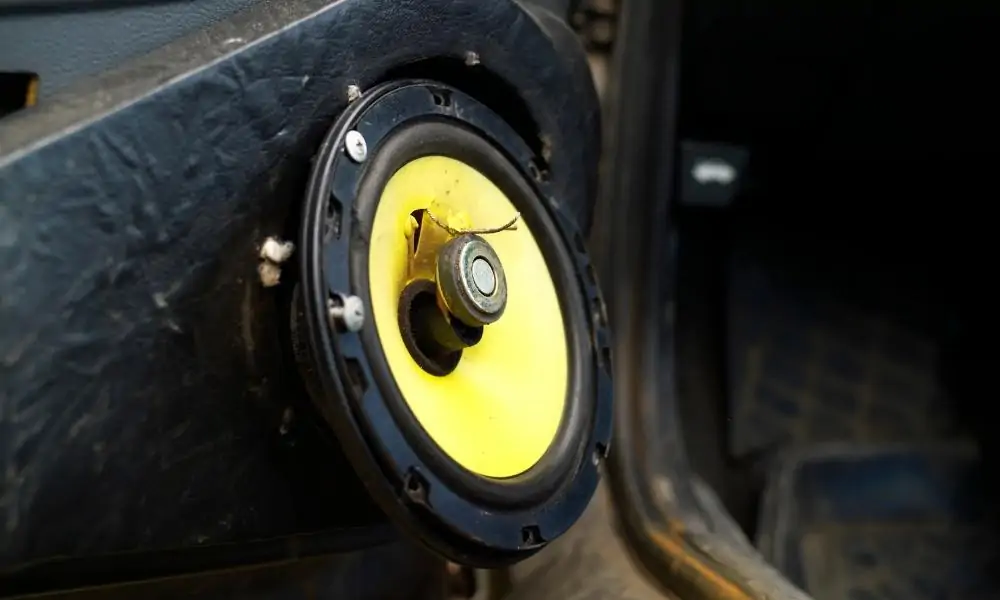 Removing speaker on a mounting hole