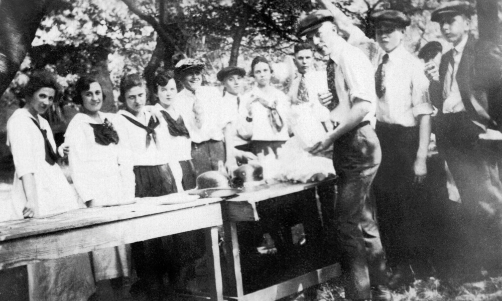 Vintage people having picnic