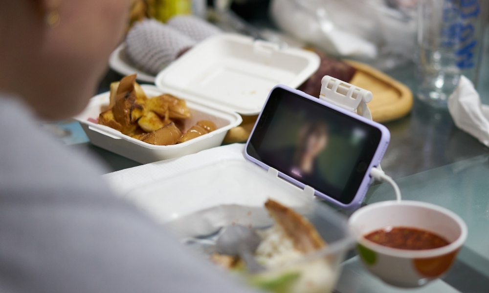 Watching a video clip while eating